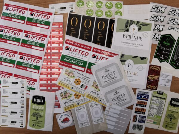 Adesivi e Stickers in carta sagomati